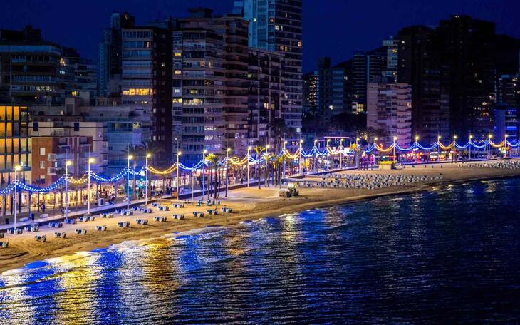 Benidorm aprueba el contrato de obra de la segunda fase de renovación de la catenaria lumínica de Levante por 1.099.383 euros